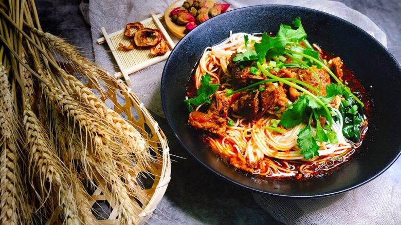 红烧牛肉面——附重庆小面调料和普通牛肉面调料,【重庆小面调料】
1.姜末蒜末分开放入两个碗里,加入开水制成姜水、蒜水,放凉。
2.调料:碎牙菜、切碎的榨菜、猪油、酱油(不带糖的那种)、辣椒油、花椒粉、盐、味精、姜水、蒜水、少许开水,拌匀。
3.青菜打底,加入面条,牛肉连汤带卤加入面条中,撒上花生碎、葱花、香菜。