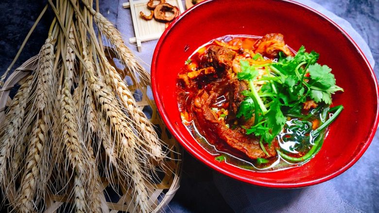 红烧牛肉面——附重庆小面调料和普通牛肉面调料,简易版:
盐、味精、胡椒粉、不带糖的酱油,少许开水,加入面条青菜,牛肉连汤带水,多放点卤子。撒上花生碎、香菜、葱花。
