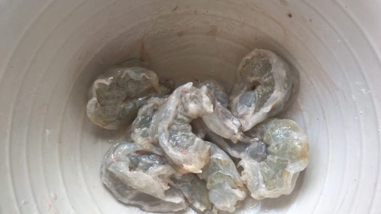 糖醋虾仁藕片,碗内加入虾仁,玉米面粉跟<a style='color:red;display:inline-block;' href='/shicai/ 718'>料酒</a>,搅拌均匀