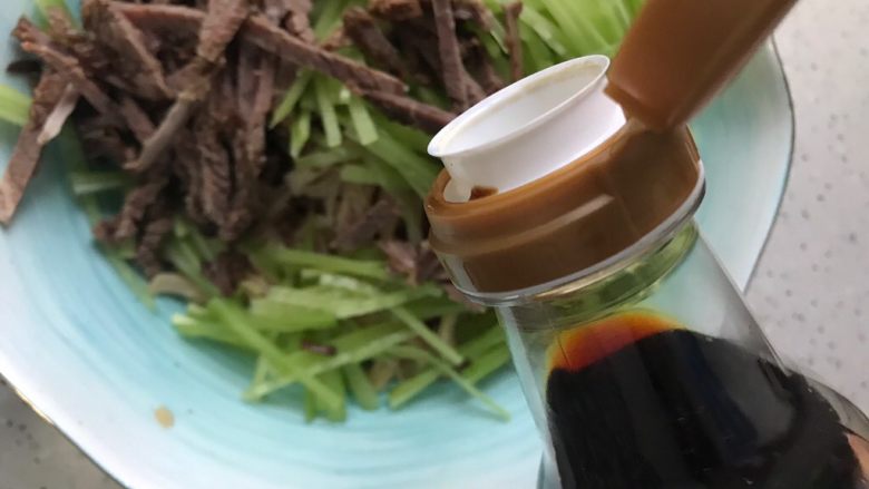 黄瓜牛肉拌藤椒风味手撕鸡,全部放在一起,加适量美极鲜