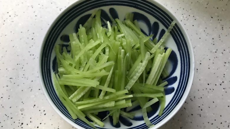 黄瓜牛肉拌藤椒风味手撕鸡,<a style='color:red;display:inline-block;' href='/shicai/ 54'>黄瓜</a>去皮洗净之后切成丝,稍微切的细一点