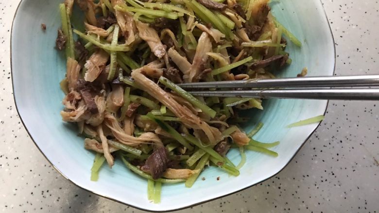 黄瓜牛肉拌藤椒风味手撕鸡,搅拌均匀,即可