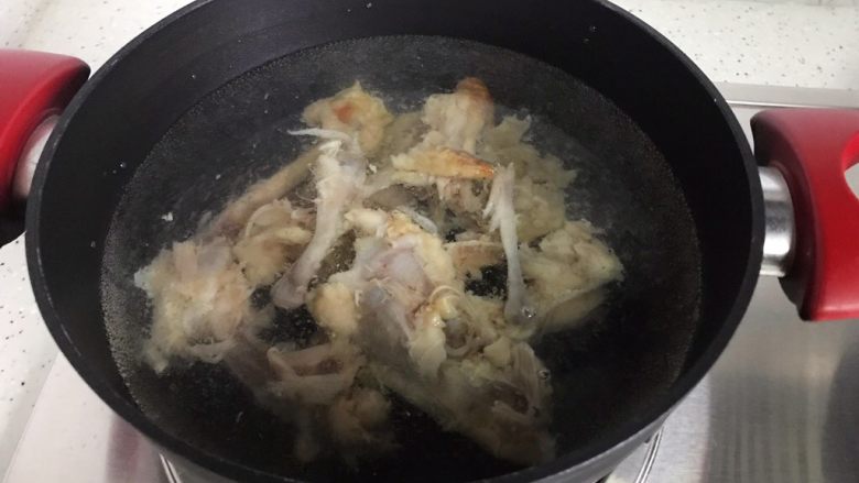 小青菜鸡架汤,水开后放入鸡架