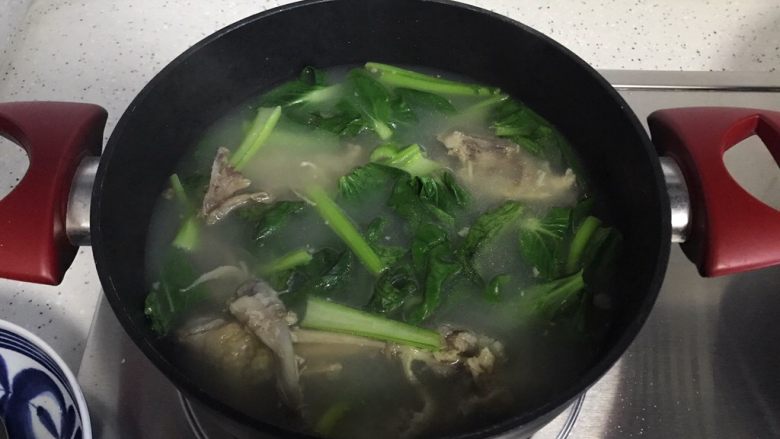 小青菜鸡架汤,不用盖锅盖，中火煮5分钟