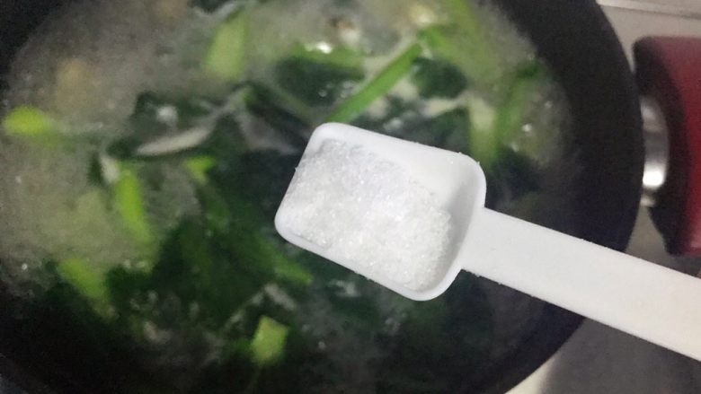 小青菜鸡架汤,加一小勺细盐,搅拌均匀,即可