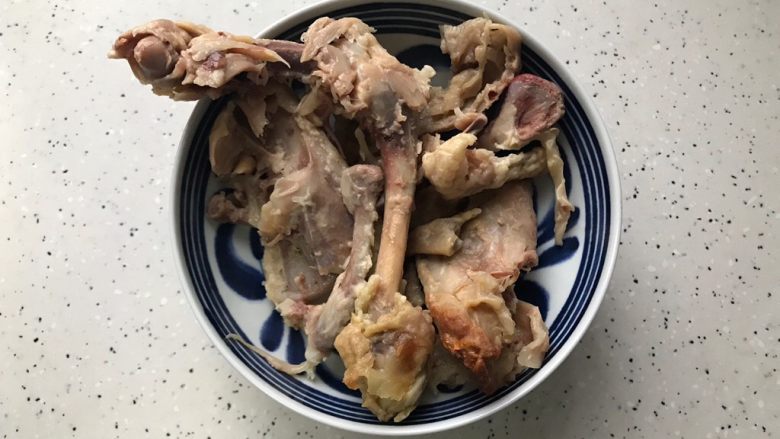 小青菜鸡架汤,鸡肉做别的菜,鸡架取下来