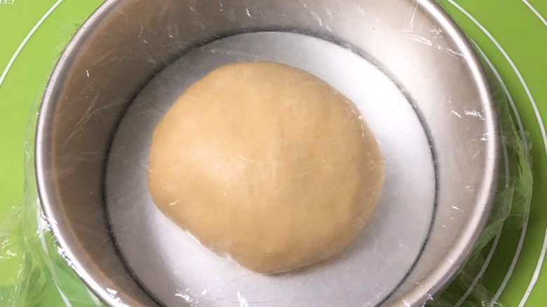 奶油吐司面包,整理滚圆,面团放入模具盖上保鲜膜。