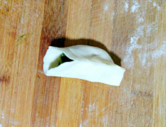 菠菜鸡蛋馅蒸饺,把馅放在饺子皮上,用手把两边捏住即可