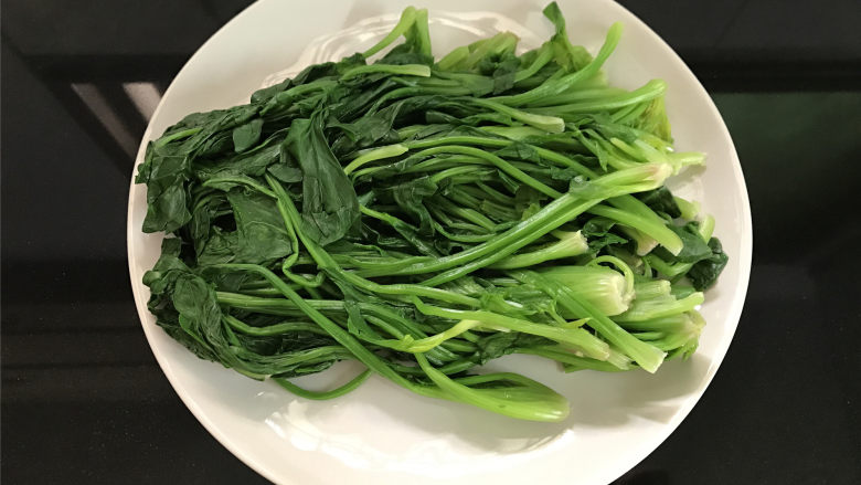 菠菜肉丝,取一锅,加适量水,煮开后放入洗净的菠菜焯下水。