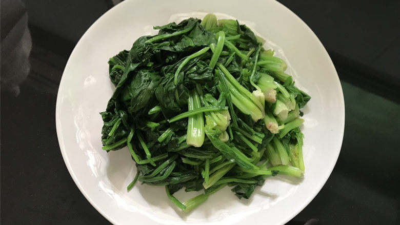 菠菜肉丝,捞出后过凉水,然后挤干水分,切成小段。
