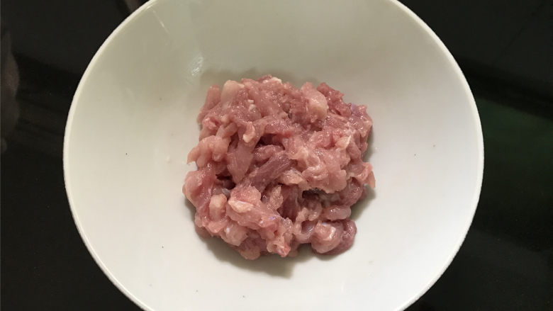 菠菜肉丝,加适量<a style='color:red;display:inline-block;' href='/shicai/ 718'>料酒</a>,盐和淀粉捏匀后腌一下。