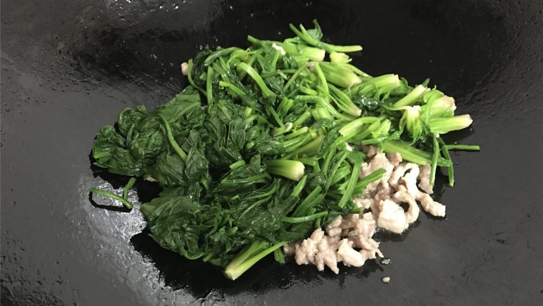 菠菜肉丝,放入切成小段的菠菜,快速翻拌均匀。