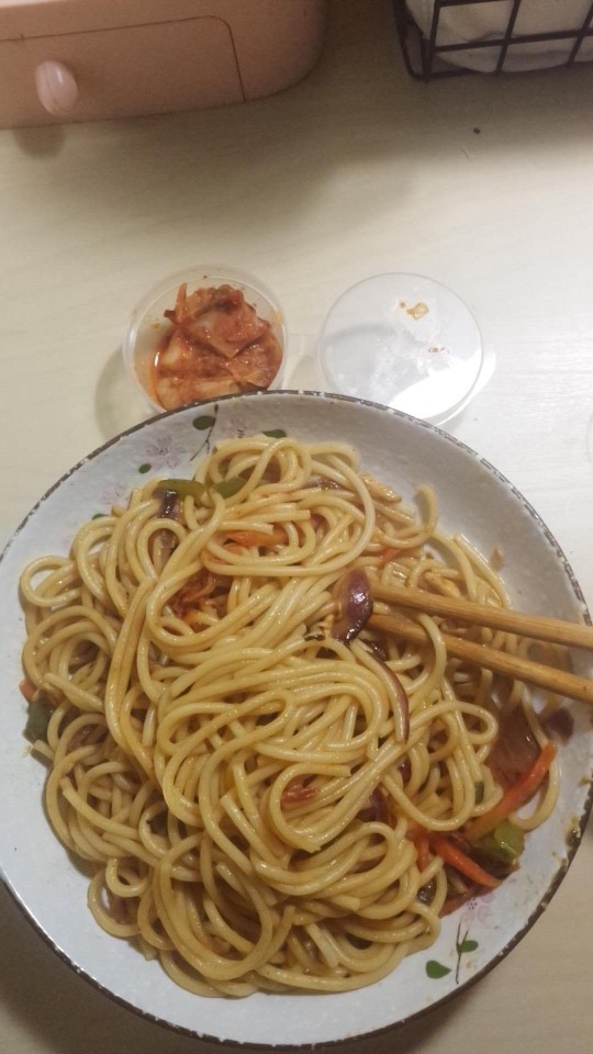 意大利面🍝,先把<a style='color:red;display:inline-block;' href='/shicai/ 101'>鸡胸肉</a>和蔬菜切丝 <a style='color:red;display:inline-block;' href='/shicai/ 3551'>西红柿</a>切块备用
锅中加入清水大火烧开  加入<a style='color:red;display:inline-block;' href='/shicai/ 5030'>意面</a>煮15分钟 
撒入加入少许盐让<a style='color:red;display:inline-block;' href='/shicai/ 5030'>意面</a>更入味  到点捞出放入冷水中沥干水分  装盘备用
炒锅中加入食用油 把<a style='color:red;display:inline-block;' href='/shicai/ 101'>鸡胸肉</a>倒锅中爆炒然后放<a style='color:red;display:inline-block;' href='/shicai/ 3551'>西红柿</a> 熬出汤汁把其它食材下锅翻炒倒酱油和少许盐翻炒均匀 把煮好的<a style='color:red;display:inline-block;' href='/shicai/ 5030'>意面</a>倒进锅中  加入<a style='color:red;display:inline-block;' href='/shicai/ 721'>蚝油</a>和<a style='color:red;display:inline-block;' href='/shicai/ 699'>番茄酱</a>和<a style='color:red;display:inline-block;' href='/shicai/ 134333'>黑胡椒</a>粉  翻炒均匀就可以出锅了 很简单的一盘意大利面就做好了 配上自己纯水工做的辣白菜 我自己一顿饭能吃一盘😂因为太好吃了。