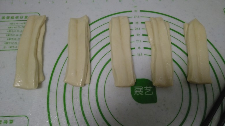 膨松油条,切成约2指宽,将2个放在一起,筷子上抹油,在中间压一下。