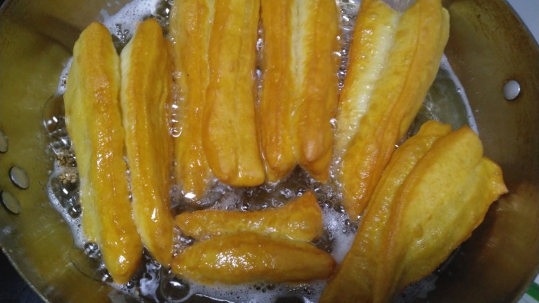膨松油条,油温8层热,放入油条,要不断翻动,炸至两面金黄。