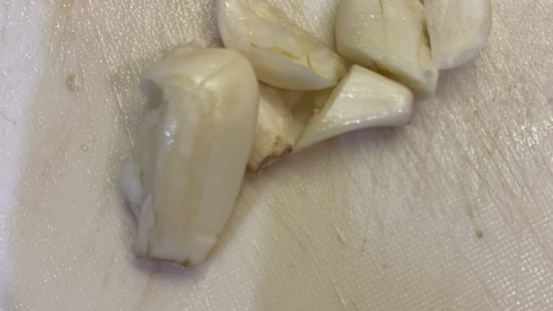 腊肠炒豆芽,蒜拍扁