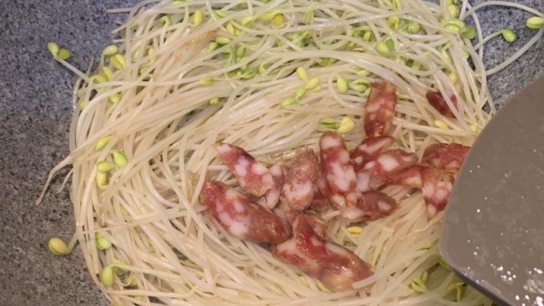 腊肠炒豆芽,稍微炒软后放入腊肠