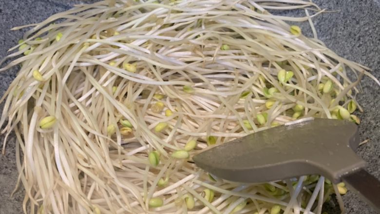 腊肠炒豆芽,放入豆芽翻炒均匀