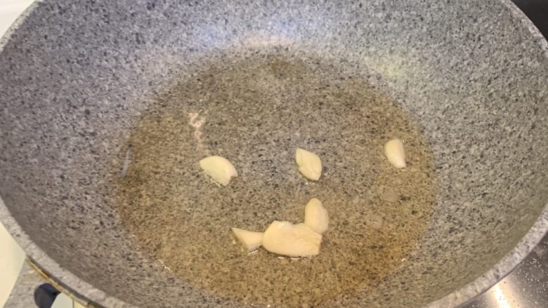 腊肠炒豆芽,冷锅热油，放入蒜爆香