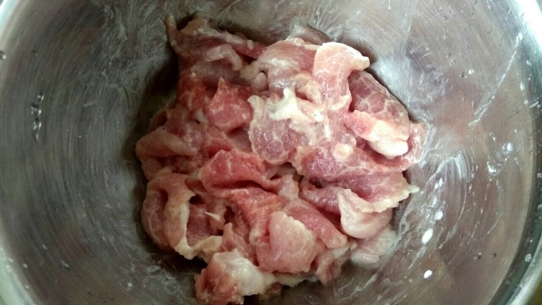 家常水煮肉片,猪肉切片，切大片，然后加入适量<a style='color:red;display:inline-block;' href='/shicai/ 788'>生抽</a>料酒淀粉腌制一会儿