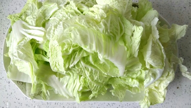 家常水煮肉片,白菜叶手撕成小块