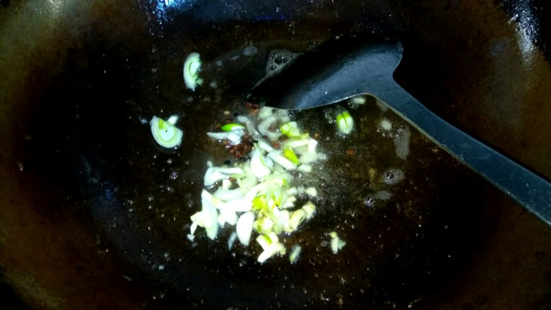 家常水煮肉片,锅中放入适量植物油，爆香<a style='color:red;display:inline-block;' href='/shicai/ 700'>花椒</a>葱姜蒜