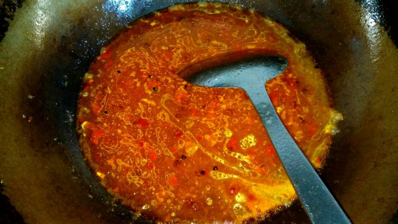 家常水煮肉片,放入两小碗清水烧开