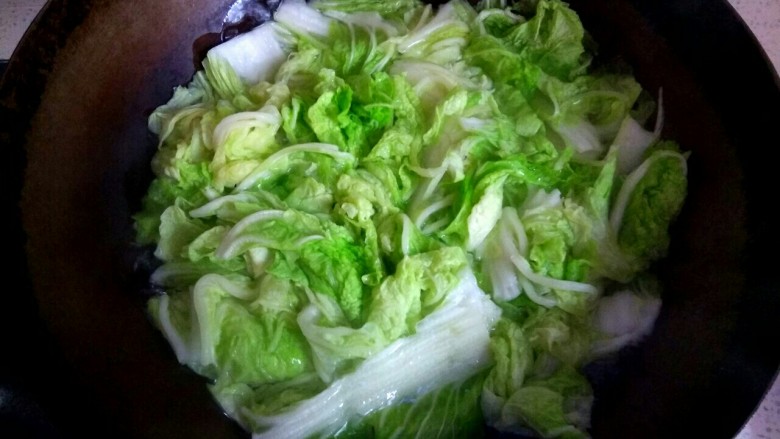 家常水煮肉片,锅中放入适量清水，烧开，使白菜叶变绿，不用太软