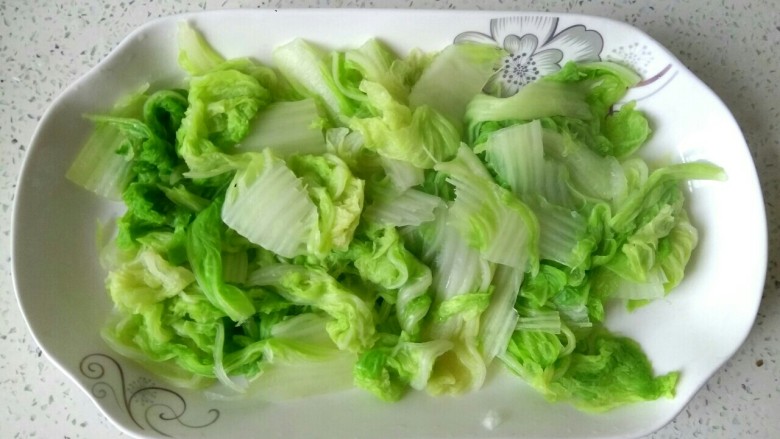 家常水煮肉片,捞出控干水份放入盘中