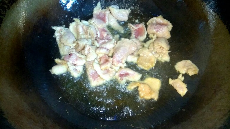 家常水煮肉片,锅中烧热，放入适量<a style='color:red;display:inline-block;' href='/shicai/ 857'>植物油</a>，放入腌好的肉片，炒至完全变色，盛出待用