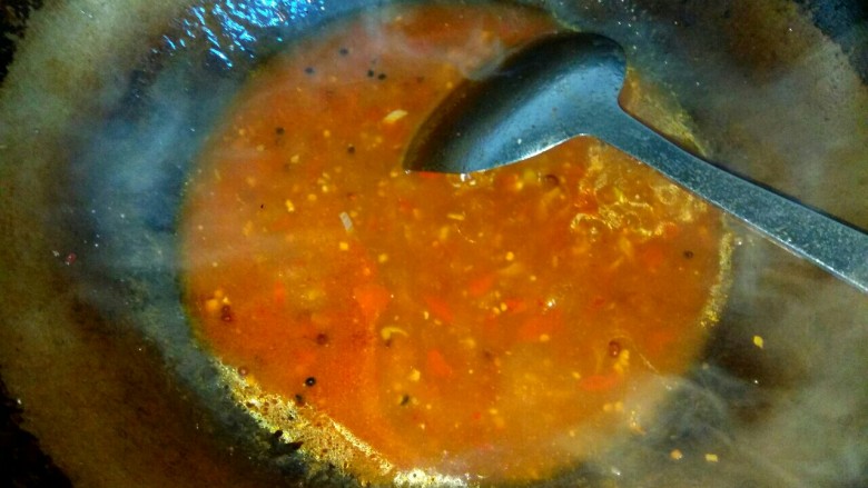 家常水煮肉片,把两勺淀粉放入小碗，加入适量清水，调匀。然后放入锅中，搅拌均匀，使汤汁稍稍粘稠