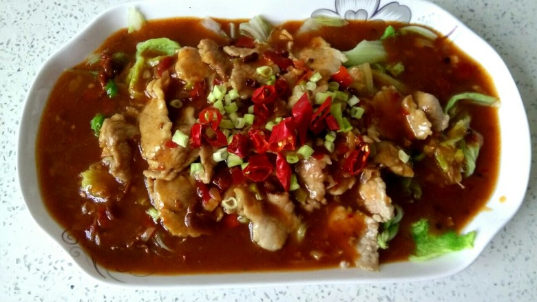 家常水煮肉片,撒上干红辣椒段