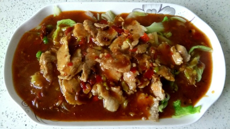 家常水煮肉片,把肉片放到白菜上，再把汤汁浇到上面