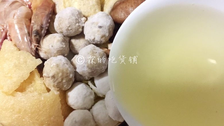 全家福什锦汤,烧好的高汤沿着汤锅的锅壁,慢慢倒入(千万不要哗的一下,从正中全部倒下去,那样很容易把摆好的造型破坏掉)