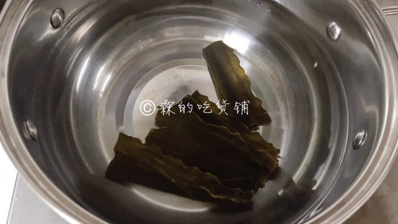 全家福什锦汤,加半锅水,熬成高汤