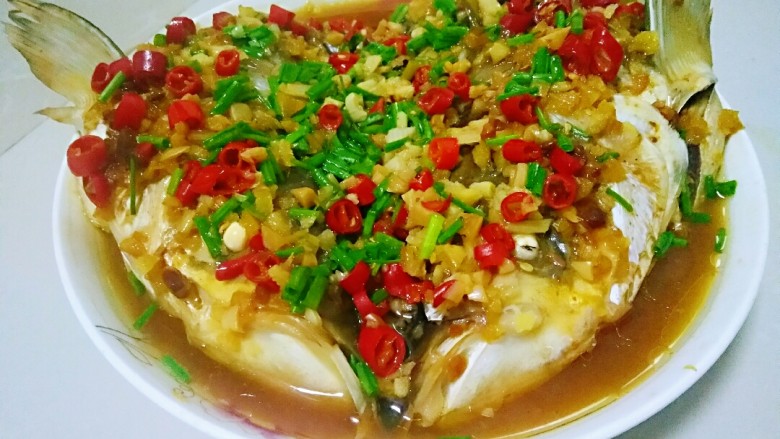剁椒鱼头,再撒上葱花,另起锅烧一点油,油开后直接浇到鱼头上即可
