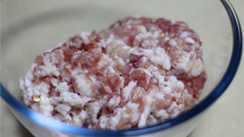 萝卜猪肉饺子,先和面,醒面的过程中做馅。<a style='color:red;display:inline-block;' href='/shicai/ 428'>五花肉</a>选三肥七瘦的最好,剁成肉馅,备用。