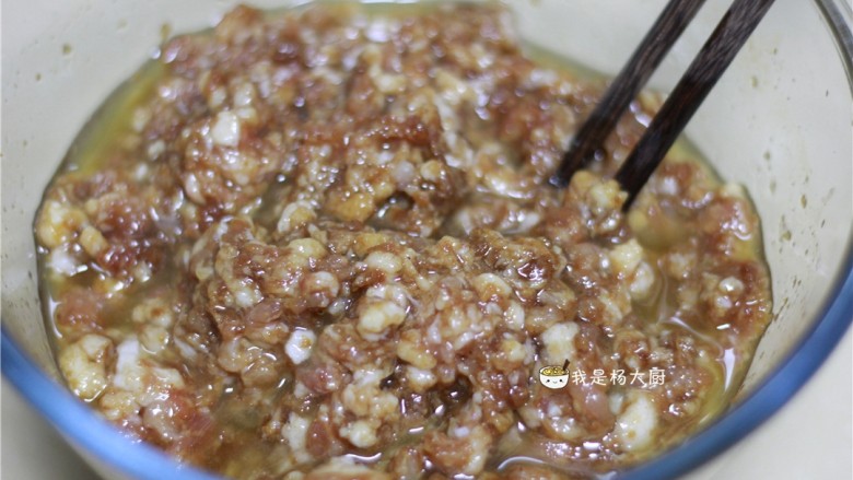 萝卜猪肉饺子,锅内放食用油,烧热后放凉,倒入肉馅中搅拌均匀。萝卜吃油,可以比平时别的饺子馅稍微多放一点油。