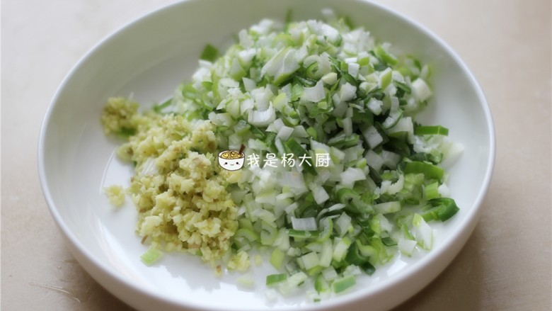 萝卜猪肉饺子,葱姜切末,备用。