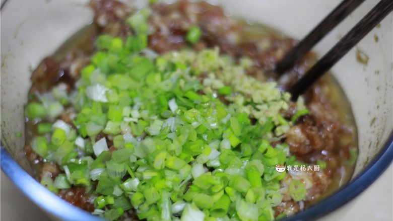 萝卜猪肉饺子,将葱姜末放入肉馅中搅拌均匀。