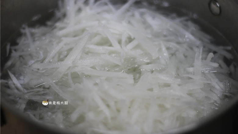 萝卜猪肉饺子,水开后,将白萝卜丝用水焯一下,放入萝卜丝后水再次烧开就可以了,不用多煮。这样可以去除萝卜的生味儿。