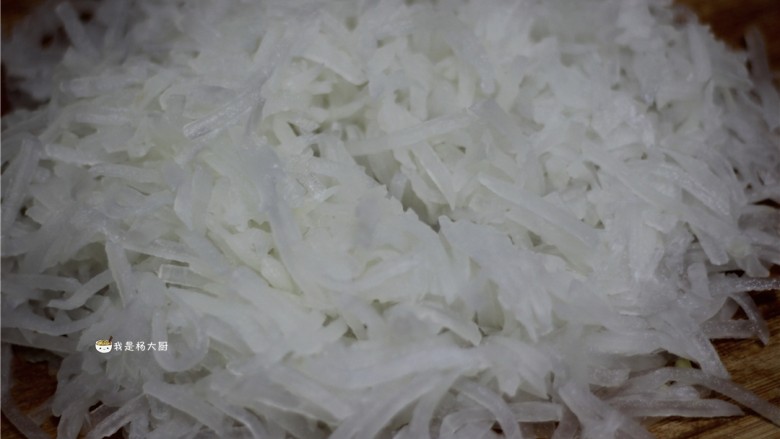 萝卜猪肉饺子,捞出白萝卜丝,简单剁几下,不用剁很碎。