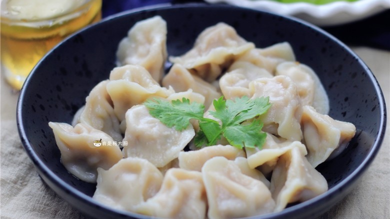 萝卜猪肉饺子,煮熟后捞出来,一盘白萝卜饺子就完成了,味道很棒哦。