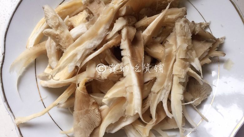 软炸鲜蘑,撕成小片(也别太小了,太小就会没有口感)
