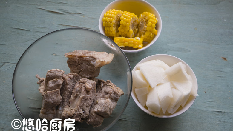 玉米萝卜排骨汤,<a style='color:red;display:inline-block;' href='/shicai/ 26'>白萝卜</a>洗净切滚刀块，<a style='color:red;display:inline-block;' href='/shicai/ 434'>排骨</a>焯水煮出浮沫后捞出，冲凉后待用，<a style='color:red;display:inline-block;' href='/shicai/ 434'>排骨</a>焯水的时候水里放一点<a style='color:red;display:inline-block;' href='/shicai/ 718'>料酒</a>去腥。