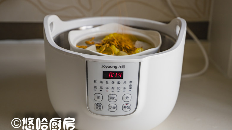 玉米萝卜排骨汤,离烹饪结束还有15分钟的时候，放入<a style='color:red;display:inline-block;' href='/shicai/ 8'>虫草花</a>继续隔水炖，放<a style='color:red;display:inline-block;' href='/shicai/ 8'>虫草花</a>纯粹是临时起意的。