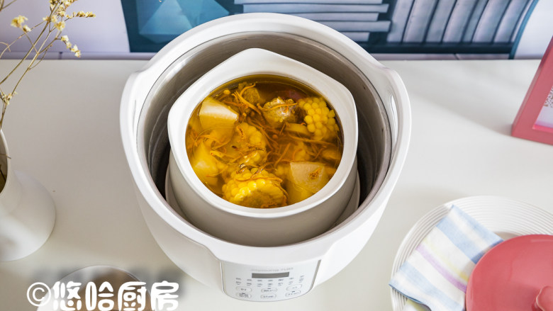 玉米萝卜排骨汤,待烹饪结束后,放入适量的盐调味即可食用。