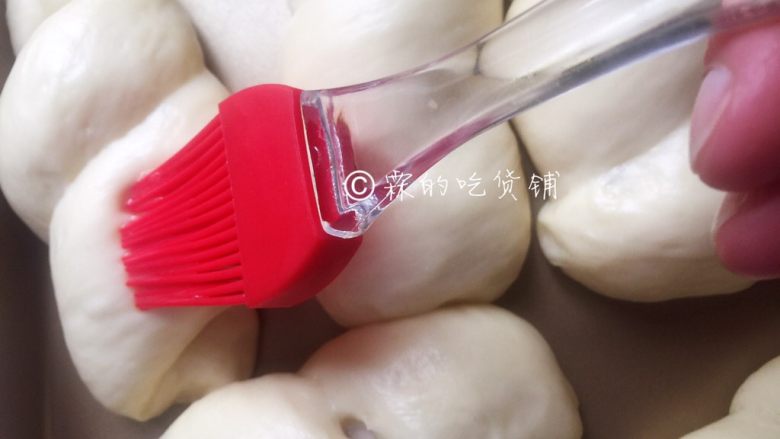 小热狗面包卷,发至差不多有原来的两倍大,取出,表面刷上蛋液