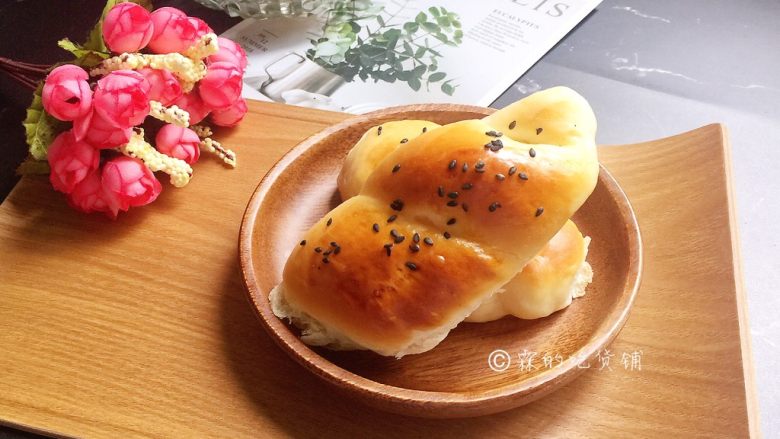小热狗面包卷,烤箱预热,170度,20分钟(具体的时间、温度还请根据自家烤箱灵活设定)中途注意观察,上色了及时加盖锡纸。