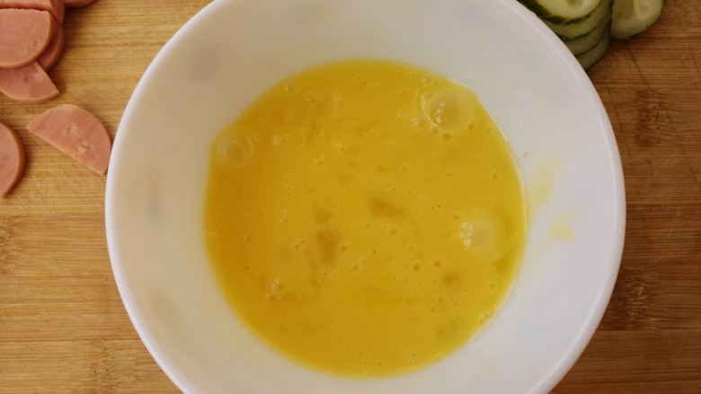 黄瓜鸡蛋汤,打入碗中,搅拌均匀